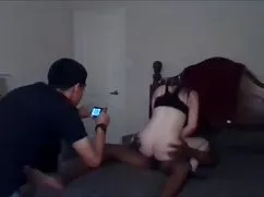 裸体的女人和车阴茎滑倒在公共场